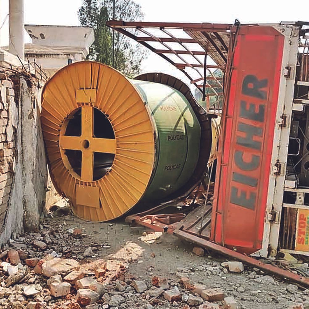 ટેમ્પો પલટતા સર્જાયો અકસ્માત:દમણમાં ઓવરલોડ ટેમ્પો પલટતા પોલીસ હેડક્વાર્ટરની દીવાલ તૂટી