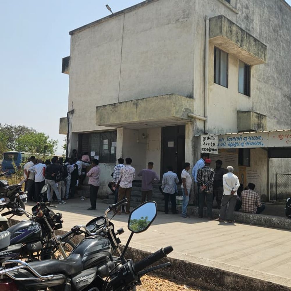 RTOમાં સર્વર ઠપ:કાળઝાળ ગરમીમાં અરજદારો પરેશાન