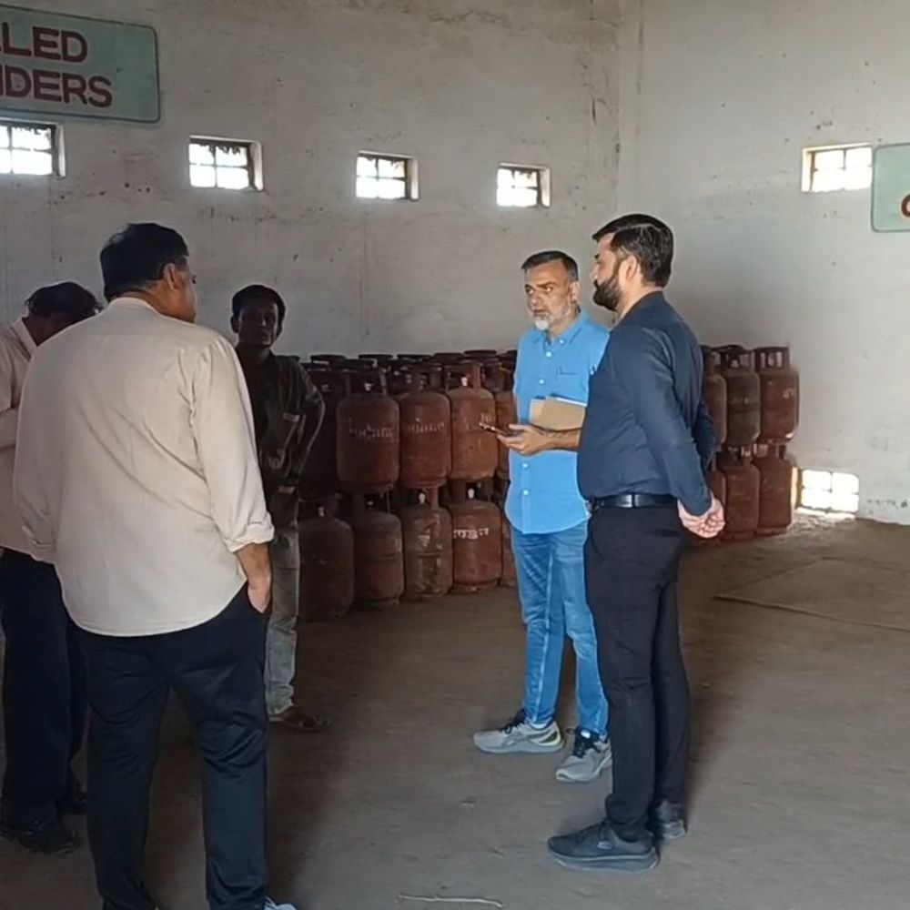 પુરવઠા વિભાગે ઓપેરા ગેસ ગોડાઉનની તપાસ કરી:સ્ટોક, વજન ચકાસી સમયસર વિતરણ સુનિશ્ચિત કરવા સૂચના આપી