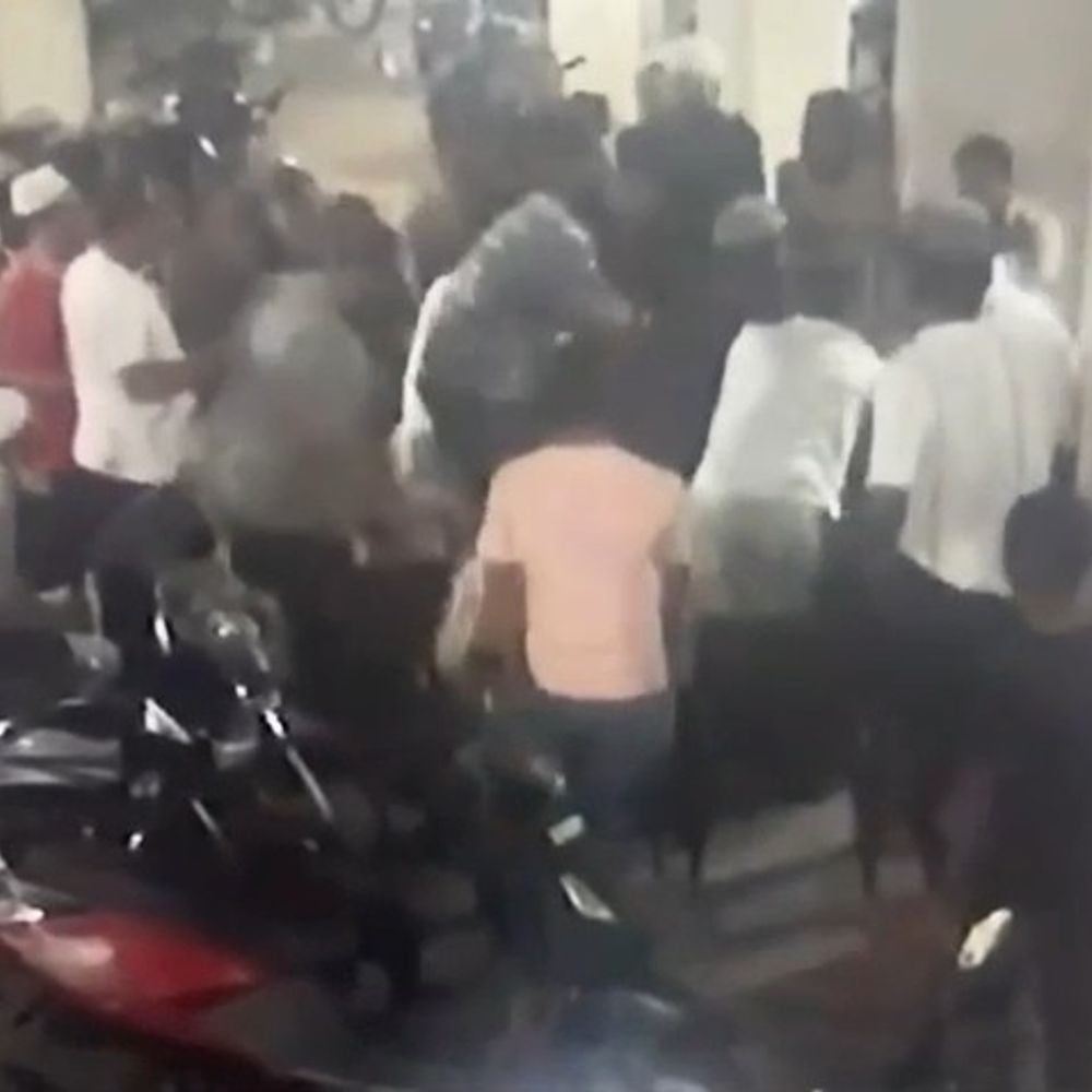 વલસાડમાં સમાધાન બેઠકમાં જ ધીંગાણું:એવરસન ટાવરમાં બે પરિવાર વચ્ચે મારામારી, બંને પક્ષે ફરિયાદ