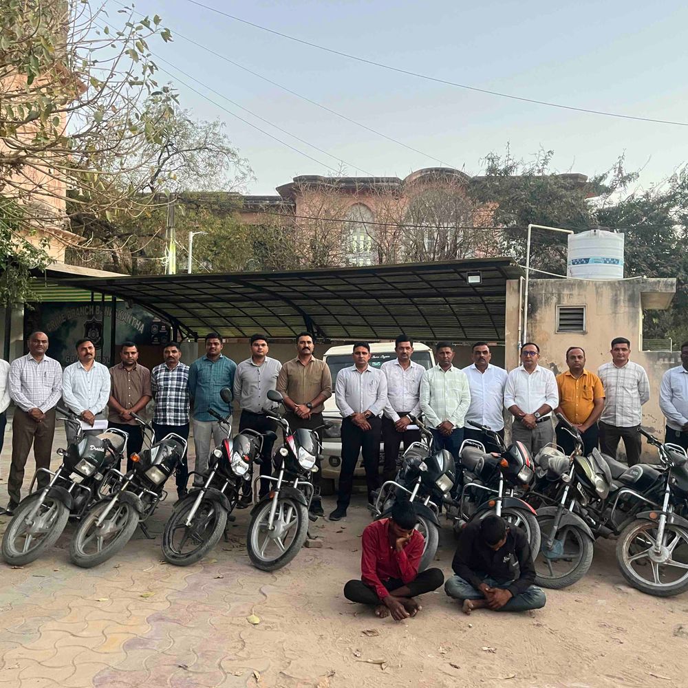 ડુપ્લીકેટ ચાવીથી લોક ખોલી વાહનોની ચોરી કરનાર ગેંગ ઝડપાઈ:બનાસકાંઠા LCBએ વાહન ચોરીના 17 ગુના ઉકેલ્યા, 10 બાઇક અને બોલેરો કાર જપ્ત