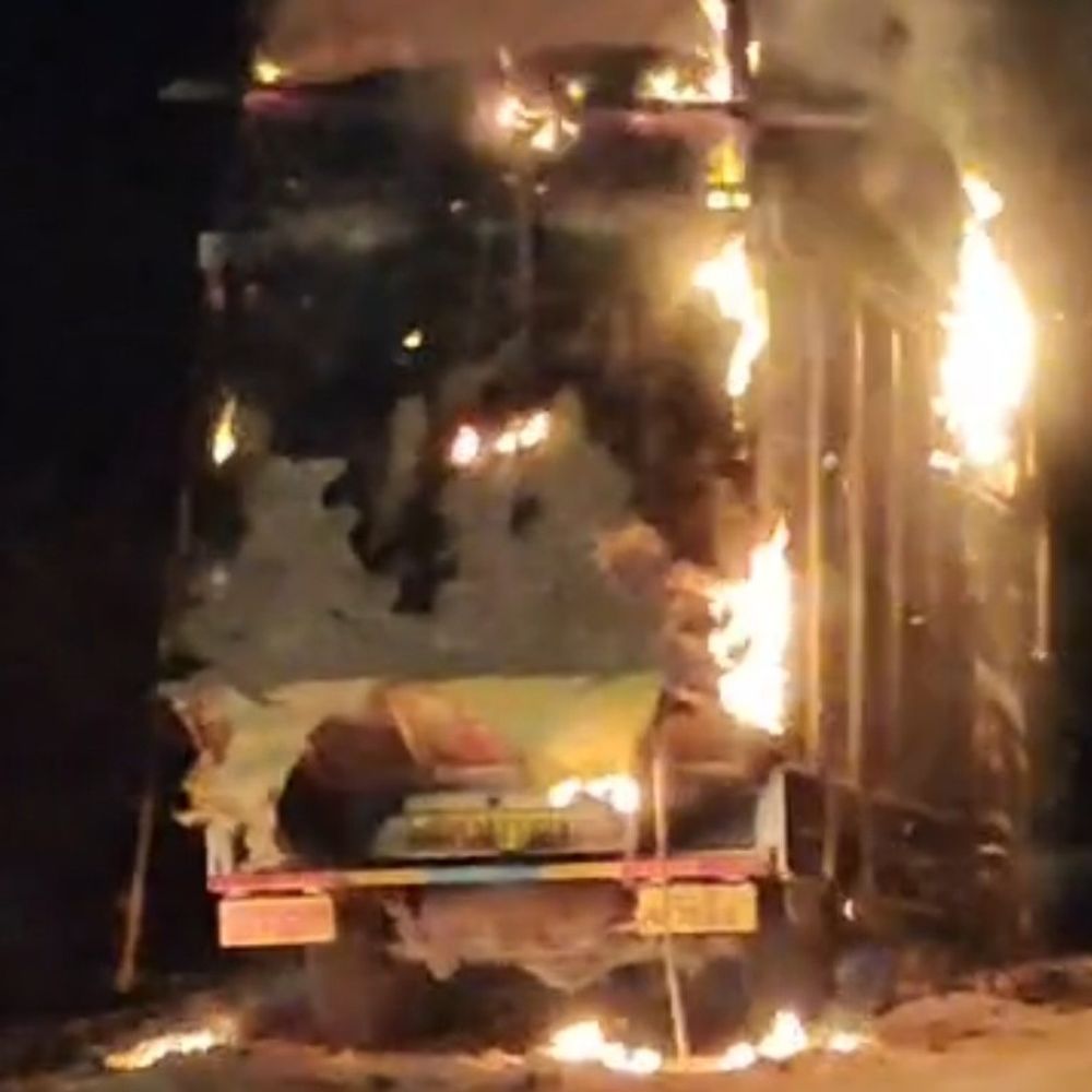 પાનવા પાસે પીકઅપ વાહનમાં ભીષણ આગ:ગાડી બળીને ખાખ, ડ્રાઇવર સહિત બેનો આબાદ બચાવ