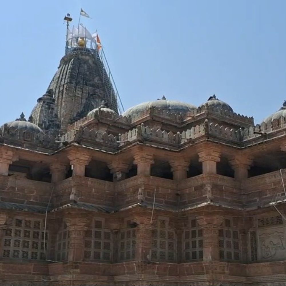 શામળાજીના વિકાસ માટે અરવલ્લી કોંગ્રેસે ભગવાનને પત્ર આપ્યો:શામળિયાના શિખરે ધજા ચડાવી, જિલ્લાના વિકાસની પ્રાર્થના કરી