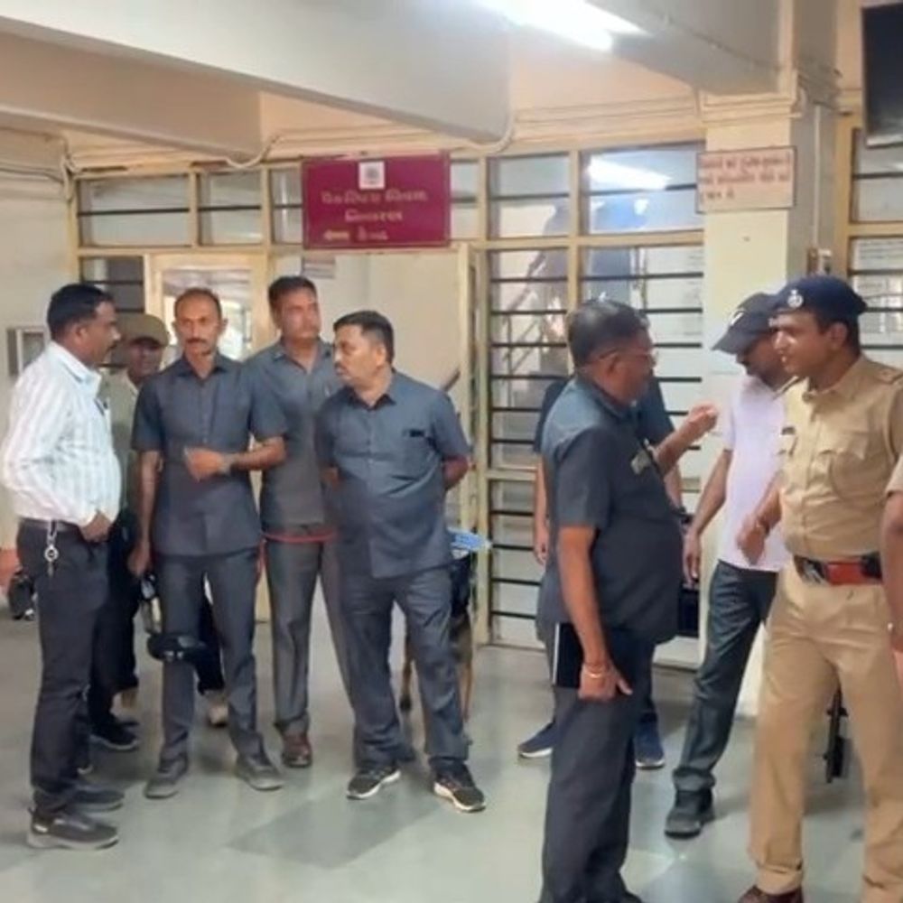 ભરૂચ કોર્ટને બોમ્બથી ઉડાવી દેવાની ધમકી:ઈ-મેલ મળતા ખળભળાટ, કોર્ટ પરિસર ખાલી કરાયું, બોમ્બ સ્કોડ- ડોગ સ્કોડ સાથે તપાસ હાથ ધરાઈ