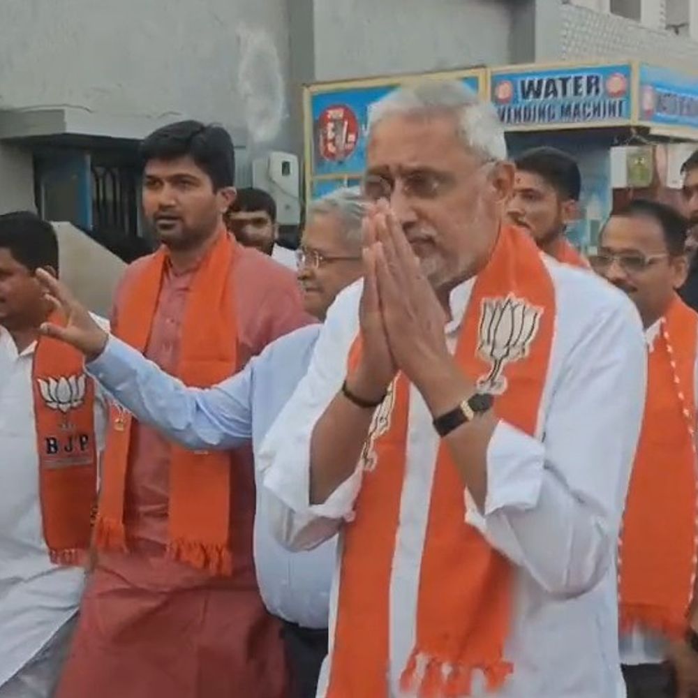 ભાજપ પ્રદેશ અધ્યક્ષ જગદીશ પંચાલ વલસાડ પહોંચ્યા:રેલવે સ્ટેશન પર કાર્યકરો દ્વારા ભવ્ય સ્વાગત, કાલે ધરમપુર ખાતે ‘બુથ સમિતિ કાર્યકર્તા સંમેલન’ ને સંબોધશે