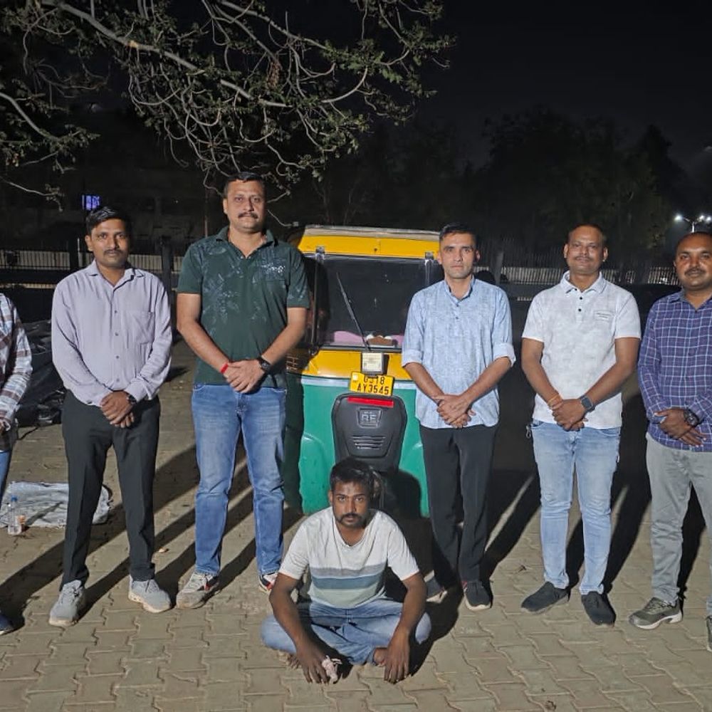 સેક્ટર-13ના બગીચા પાસેથી રીઢો ચોર રીક્ષા સાથે ઝડપાયો:ચોરી અને મારપીટના 17 ગુનામાં સંડોવણી, ગાંધીનગર અને પાટણ પંથકમાં તરખાટ મચાવ્યો'તો