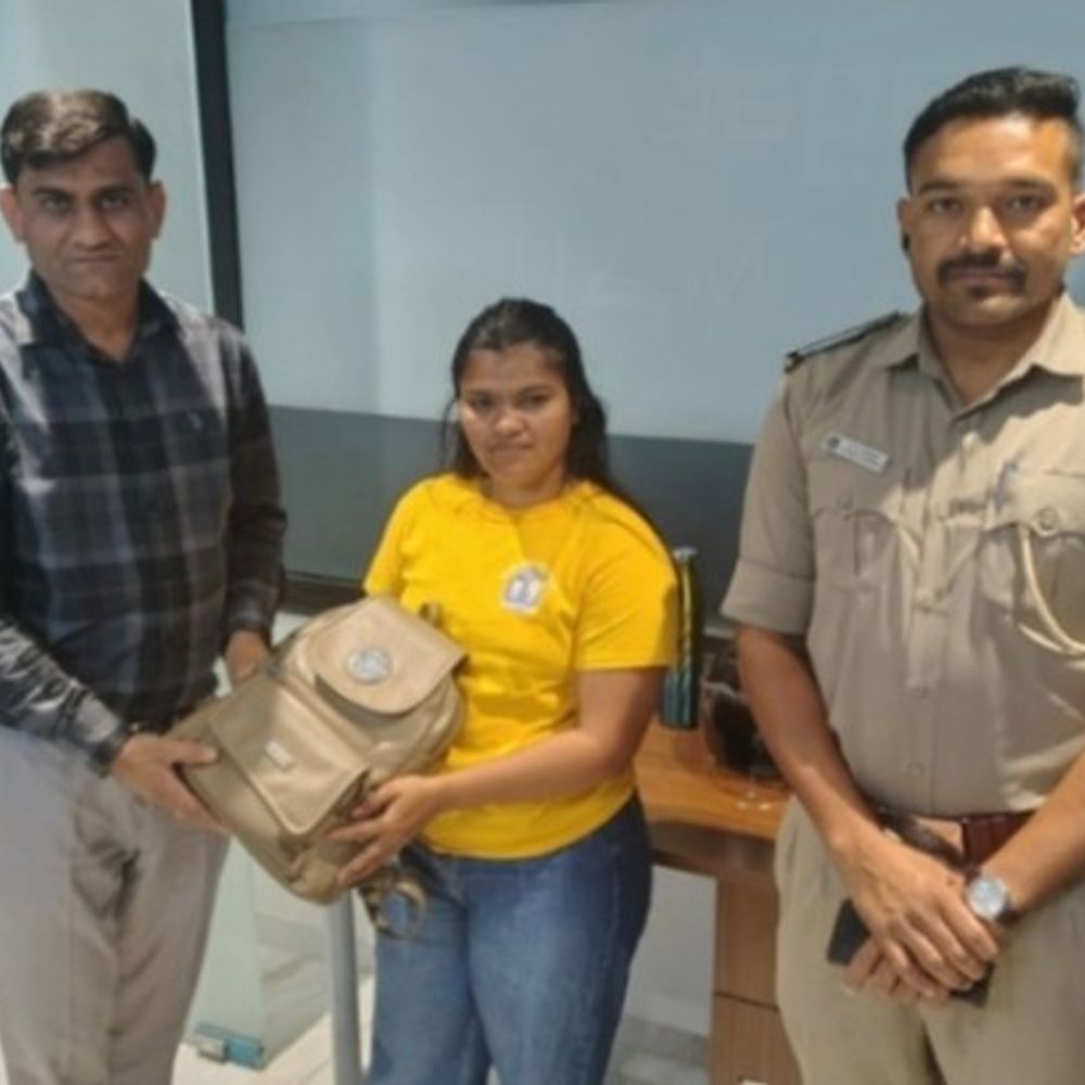 ‘તેરા તુજ કો અર્પણ’:ગાંધીનગરના મોલમાં ભુલાયેલી સોના-ચાંદીના દાગીના ભરેલી બેગ પોલીસે ગણતરીના કલાકોમાં યુવતીને પરત કરી