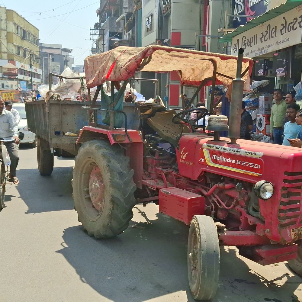 વલસાડમાં કચરાના ટ્રેક્ટરે વાહનોને અડફેટે લીધા:પાલિકાએ અજાણ્યાને ટ્રેક્ટર આપતા MG રોડ પર અફરાતફરી