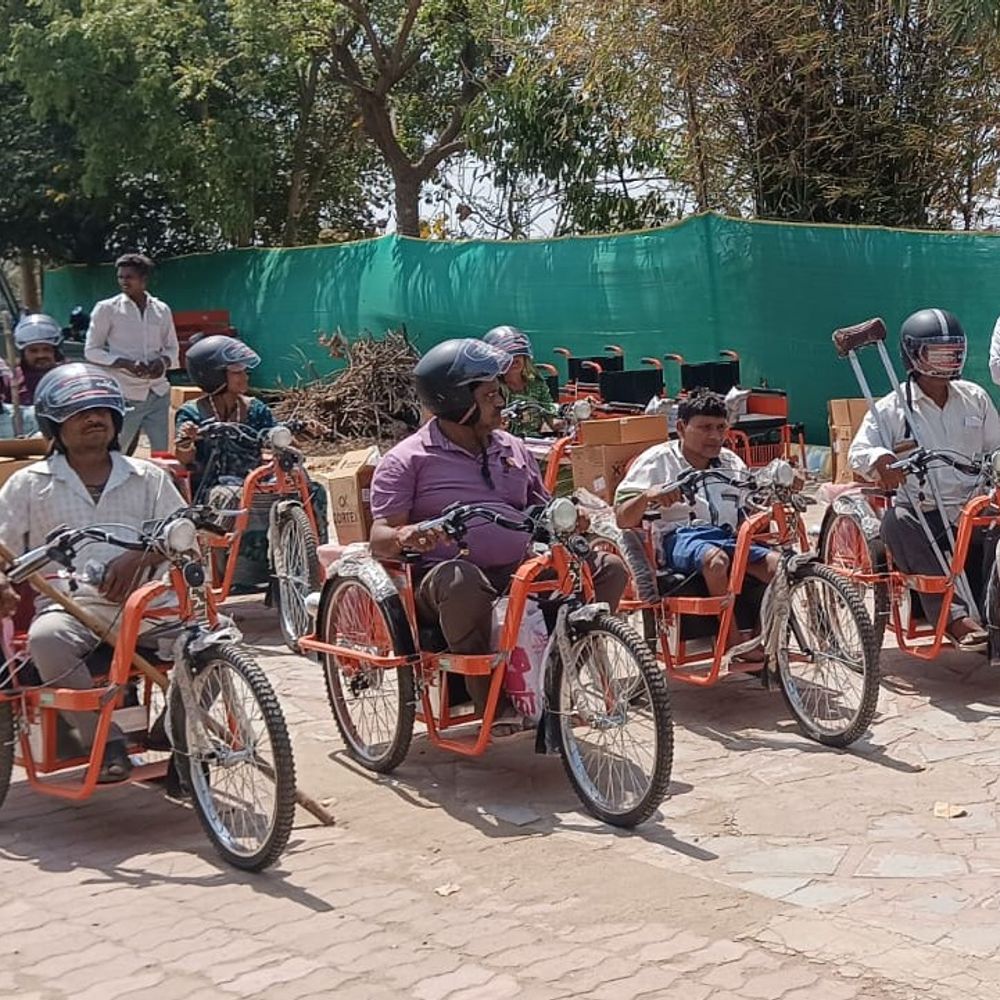 દાહોદના 158 દિવ્યાંગને મોટરરાઈઝ્ડ ટ્રાયસીકલ, વ્હીલચેર અપાઈ:મુખ્યમંત્રીના અભિયાન હેઠળ 148 ટ્રાયસીકલ અને 10 જોયસ્ટિક વ્હીલચેરનું વિતરણ