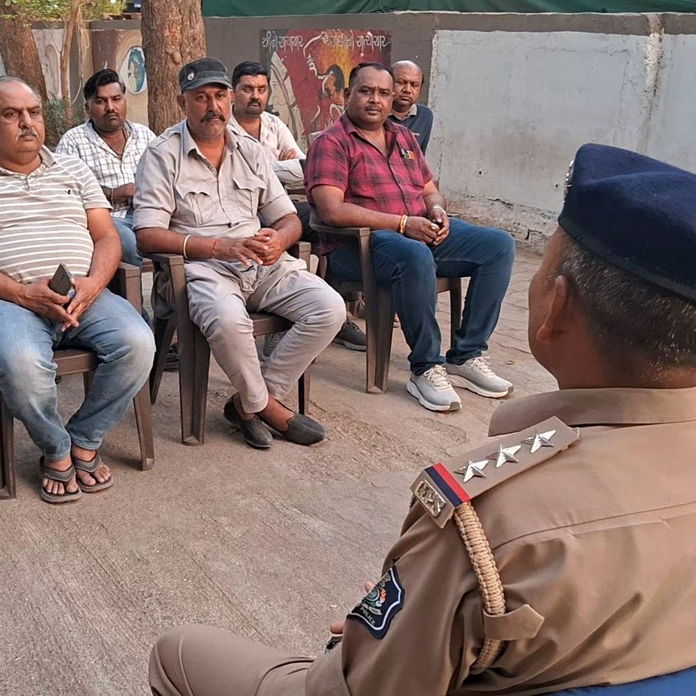 ગઢડા પોલીસની પેટ્રોલ પંપ-એલપીજી ગેસ એજન્સીના સંચાલકો સાથે બેઠક:પેટ્રોલ-ગેસ સંગ્રહખોરી રોકવા ખાસ સૂચનાઓ આપી, જરૂરી માર્ગદર્શન આપ્યું