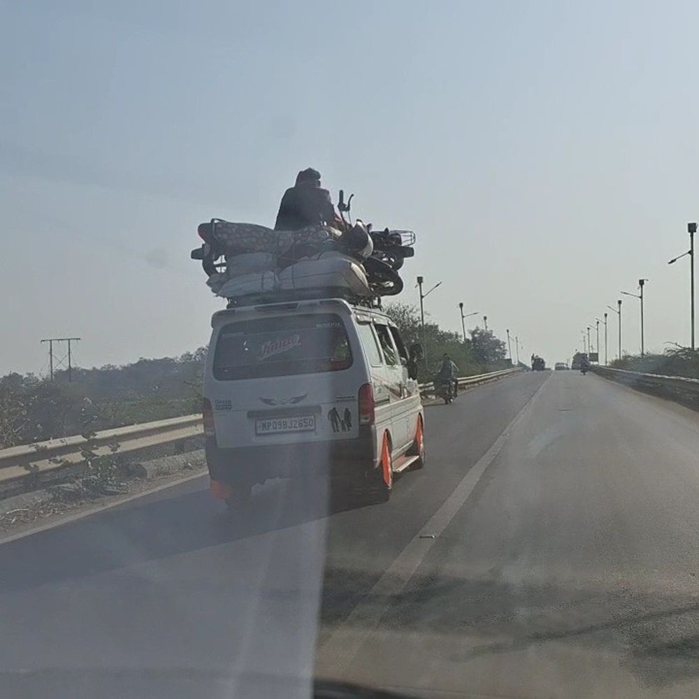 છોટા ઉદેપુરમાં ઈકો ગાડીની છત પર જોખમી મુસાફરી:સામાન, બાઈક સાથે લોકોનો જીવ જોખમે મુસાફરીનો વીડિયો વાયરલ