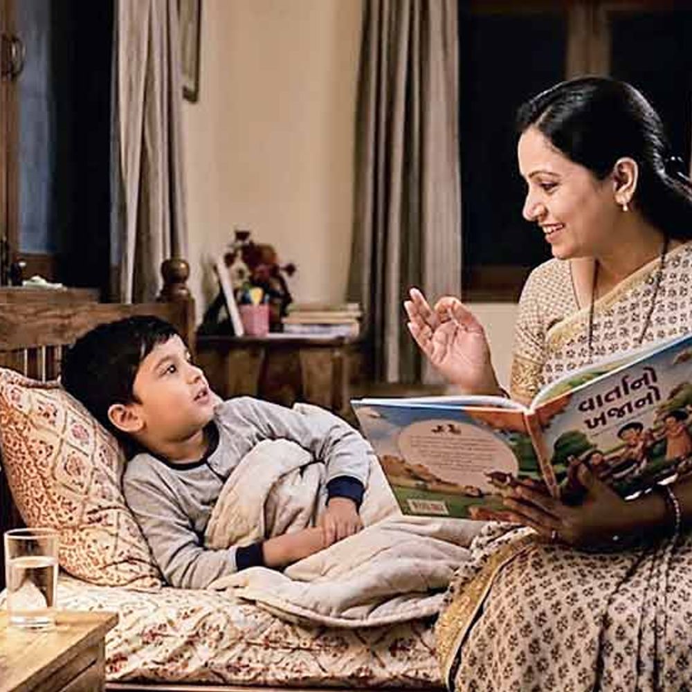 પેરેન્ટિંગ:રાત્રે સૂતી વખતે વાર્તાનું મહત્ત્વ: બાળકની કલ્પનાશક્તિની પાંખો