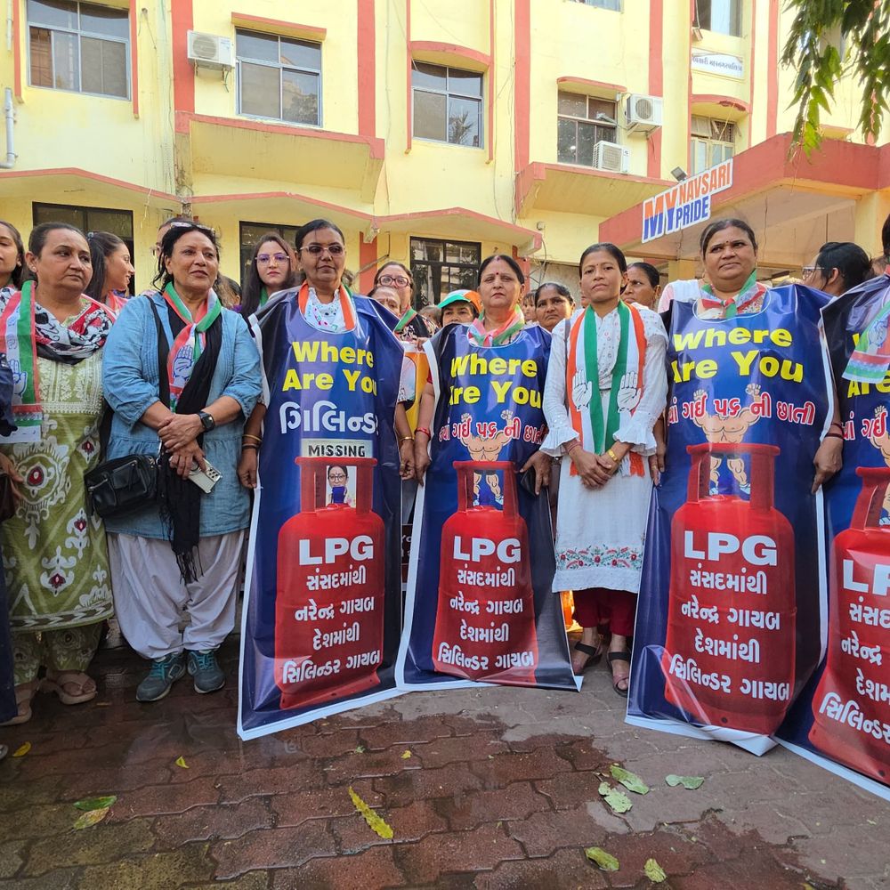 નવસારીમાં ગેસ, તેલના ભાવવધારા સામે કોંગ્રેસનો ઉગ્ર વિરોધ:કાર્યકરો અને આગેવાનોએ રસ્તા પર ઉતરીને કેન્દ્રની ભાજપ સરકાર વિરુદ્ધ સૂત્રોચ્ચાર કર્યા