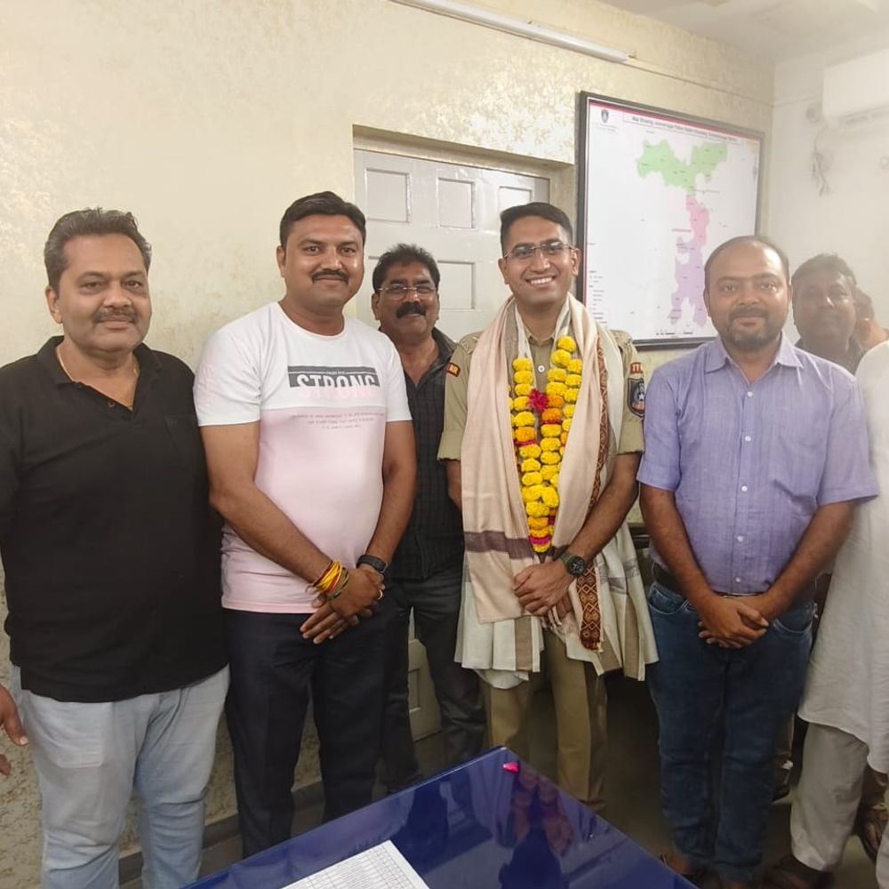 જોરાવરનગર પોલીસ સ્ટેશનના થાણા ઇન્ચાર્જ કરણકુમાર પન્નાનું સન્માન:સમાજ સેવકોએ શુભેચ્છા મુલાકાત કરી ટ્રાફિક મુદ્દે ચર્ચા કરી