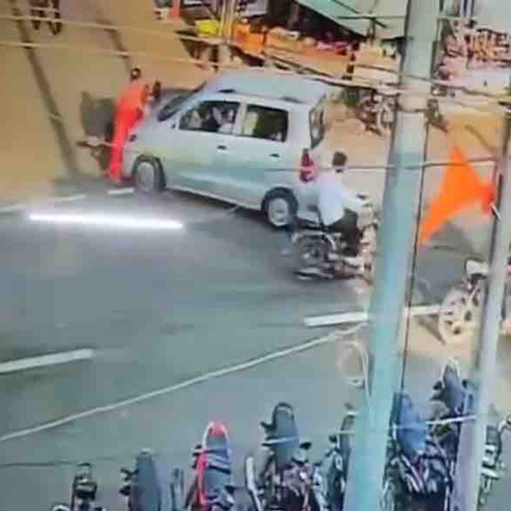 કાર ચાલકે બે મહિલાઓને કચડી નાખી, એકનું મોત, CCTV:બ્રેકના બદલે એક્સિલરેટર દબાવી દીધું, એક મહિલા પર વ્હિલ ફળી વળતાં સેકન્ડોમાં જ મોત, રાજુલા પોલીસ સ્ટેશન સામે અકસ્માત