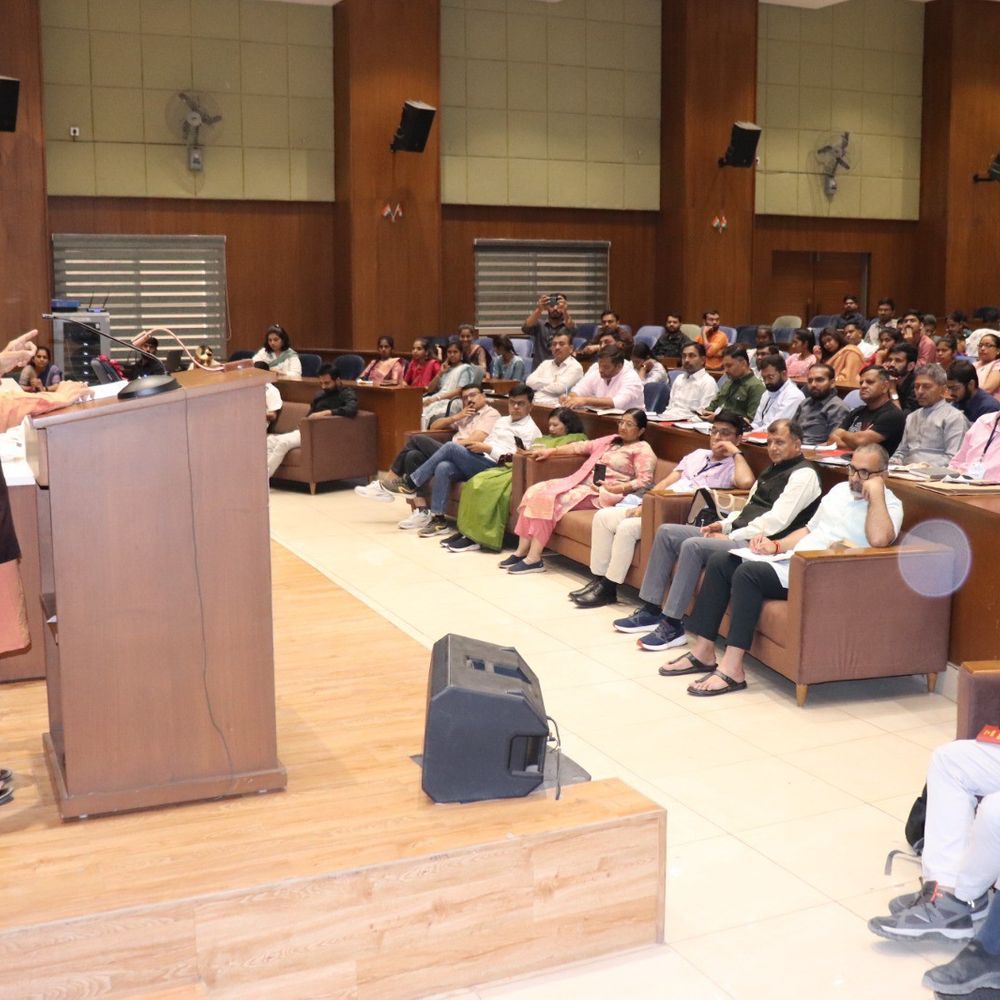 ગોવિંદ ગુરુ યુનિવર્સિટીમાં બે દિવસીય રાષ્ટ્રીય સેમિનાર શરૂ:જમ્મુ-કાશ્મીરના ઇતિહાસ-સંસ્કૃતિ પર ચર્ચા, 250 વિદ્યાર્થીઓ જોડાયા