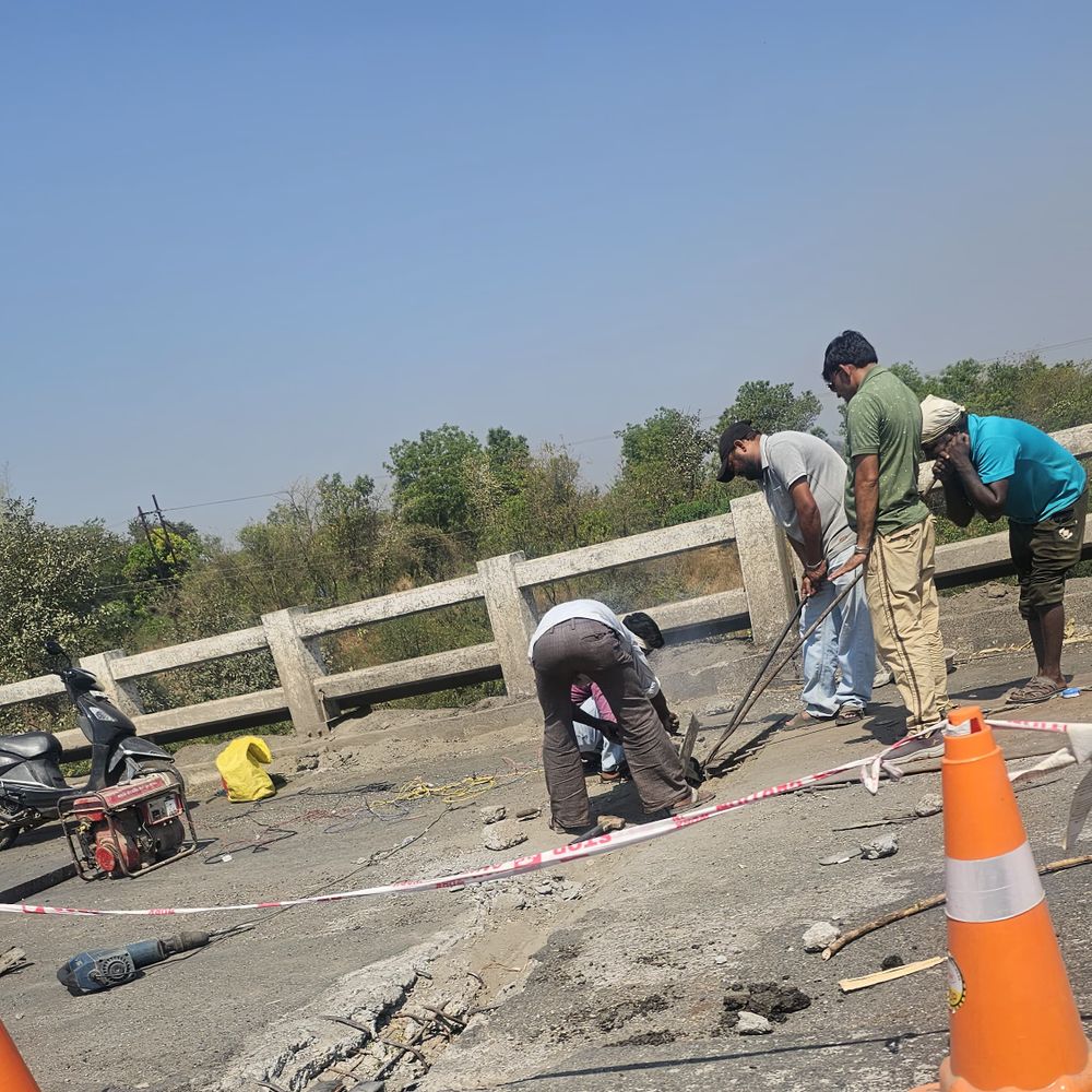 પુલના સમારકામની કામગીરી હાથ ધરાઈ:વ્યારા-તરસાડા રોડ પર જોખમી બનેલા પુલનું સમારકામ શરૂ