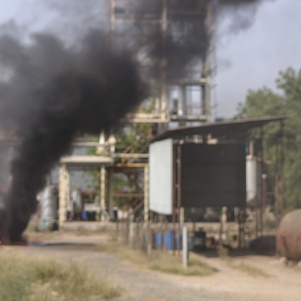 ભીષણ આગ લાગી:લસુન્દ્રાની શાર્પ પેટ્રોકેમ કંપનીમાં ગેસ લીકેજ બાદ ભીષણ આગ, લોકોને શ્વાસમાં તકલીફ તેમજ ગળામાં બળતરા