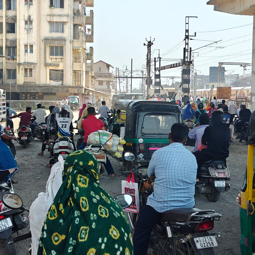 ધીમી કામગીરીથી લોકો હેરાન:વિજલપોર બ્રિજની ગોકળગાય ગતિએ ચાલતી‎કામગીરીથી 40 ડિગ્રી ગરમીમાં શેકાતી જનતા‎