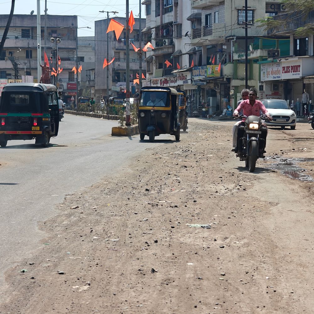 ધૂળ અને ખાડાથી વાહનચાલકો પરેશાન:નવસારીમાં નવી લાઇન તો નંખાઈ, પણ રોડ બનાવવાનું મુહૂર્ત ક્યારે?