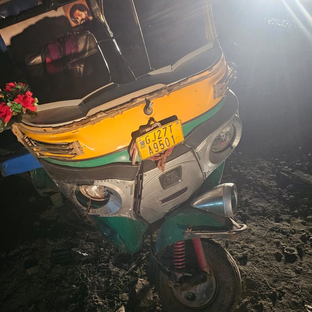 ગંભીર અકસ્માત સર્જાયો:મોરબીમાં કારે રિક્ષાને અડફેટે લેતા બે બાળક સહિત ચાર ઘાયલ