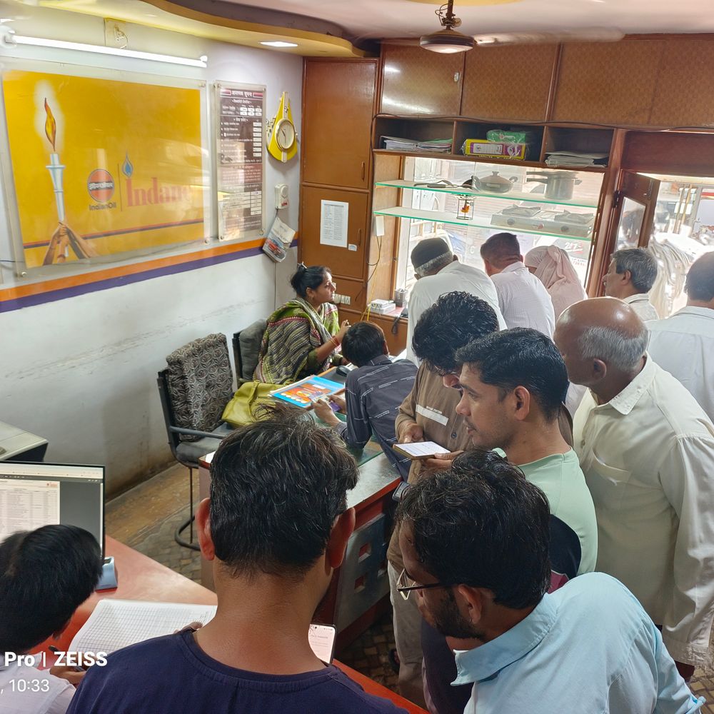 ઇન્ડેન ઓફિસમાં લોકો ઉમટી પડ્યા:ઓનલાઈન સિલેન્ડર બુક નહીં થતાં લોકો એજન્સી પર પહોંચતાં બુકિંગ બંધ કરાયું