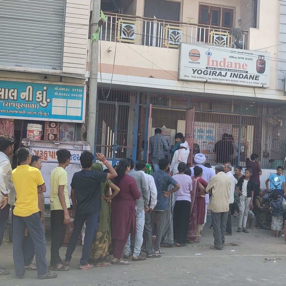 ગેસ એજન્સી પર લોકોની લાંબી લાઈનો લાગી:પાટણમાં ગેસ સિલિન્ડરની આવકમાં 20%નો ઘટાડો અને બુકિંગમાં વધારો