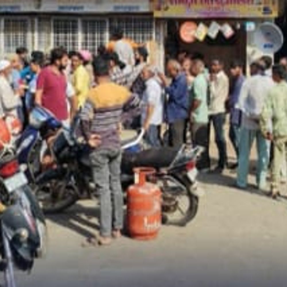ભાસ્કર ગ્રાઉન્ડ રિપોર્ટ:સાવરકુંડલા - રાજુલામાં લોકોએ એજન્સી બહાર સવારથી લાઈન લગાવી છતા સિલિન્ડર ન મળ્યા