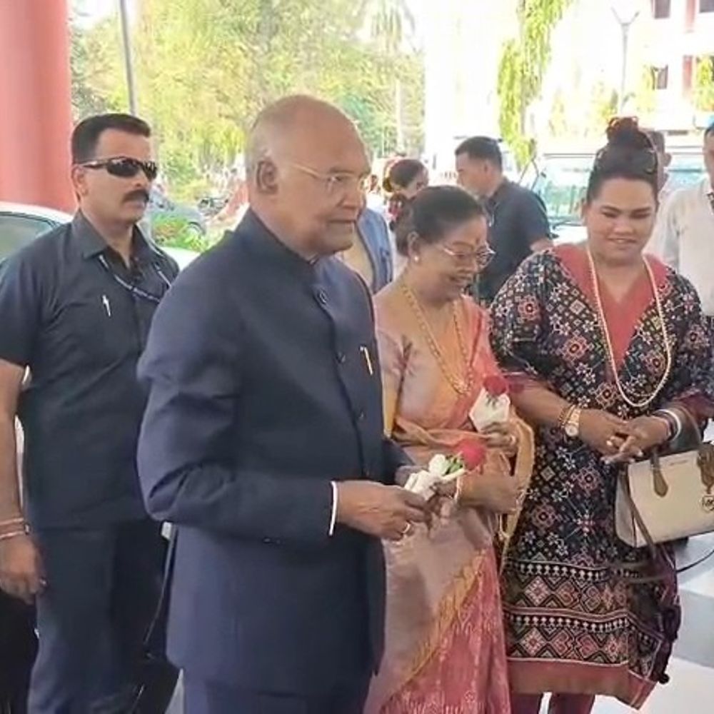 પૂર્વ રાષ્ટ્રપતિ રામનાથ કોવિંદ નવસારી પહોંચ્યા:પરિવાર સાથે સર્કિટ હાઉસ ખાતે આગમન, કલેકટરે આવકાર્યા