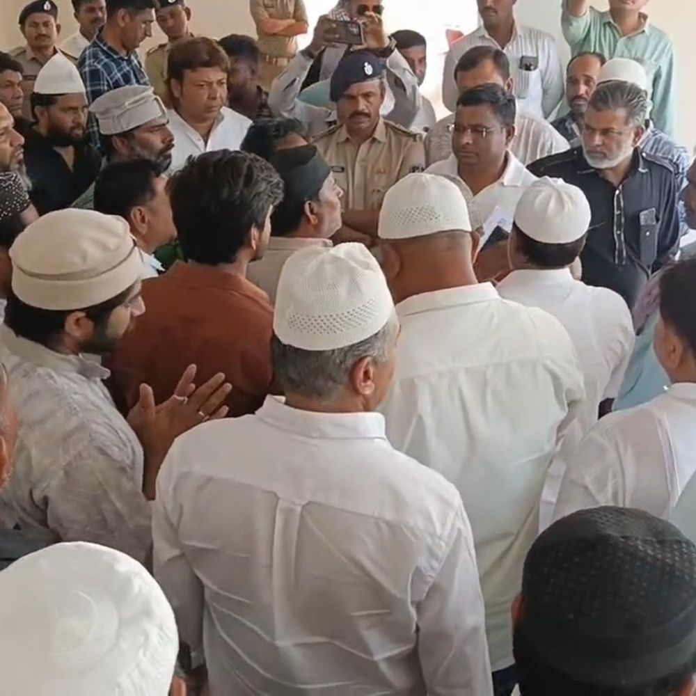 'હત્યારાની ધરપકડ નહીં થાય ત્યાં સુધી લાશ નહીં ઉઠાવીએ':પાટણની ધારપુર સિવિલમાં લોકોના ટોળા ઉમટ્યાં;બીજા દિવસે પણ હત્યારાઓ પોલીસ પહોંચથી દૂર