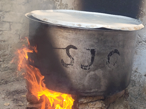 ગેસની અછતથી L.D. એન્જિ.માં મેસ સંચાલકો મુશ્કેલીમાં: સિલિન્ડર ન મળતા ચૂલા સળગાવ્યાં; મોઘું જમવું પડશે.