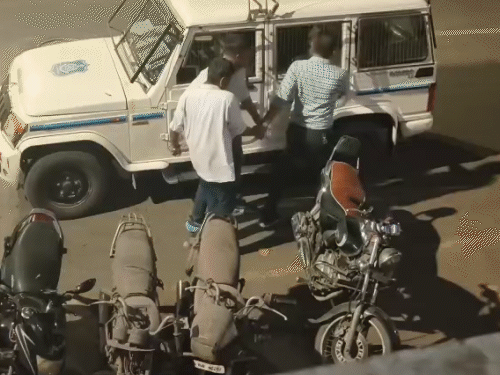 વડોદરામાં નશામાં સિક્યુરિટી ગાર્ડે હવામાં ફાયરિંગ કર્યું; દર્શન કરતા લોકોમાં ભય, મહિલા પર હુમલાનો પ્રયાસ.