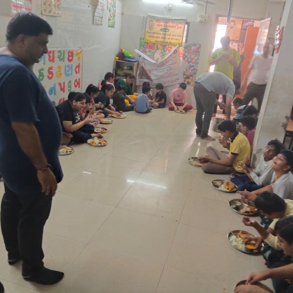 રાહી ફાઉન્ડેશને 50 મનોદિવ્યાંગ બાળકોને ભોજન કરાવ્યું:સ્મિત ચાઇલ્ડ સ્કૂલમાં કેરીનો રસ, પૂરી સહિતની વાનગીઓ પીરસી