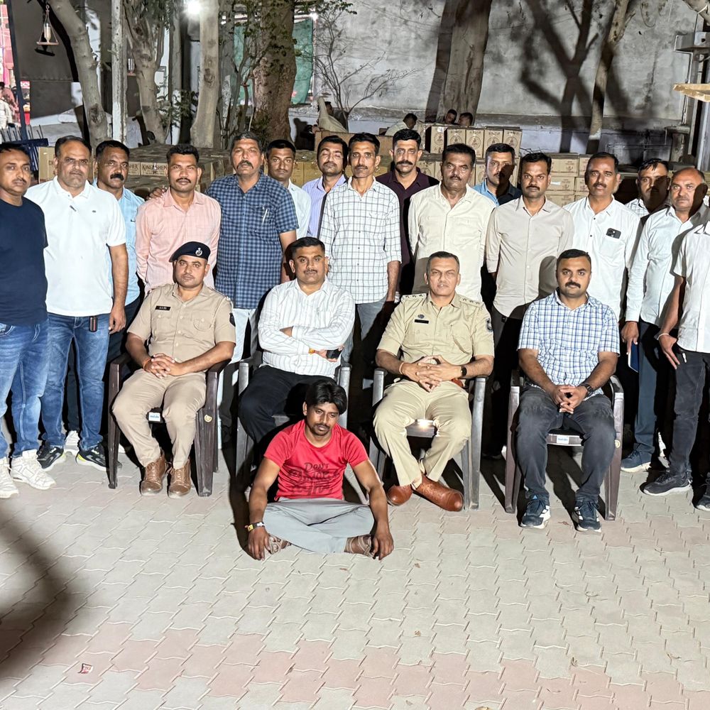 1.93 કરોડનો દારૂ-બિયર ભરેલ ટ્રક ઝડપાયો:વાંકાનેર નજીકથી એકની ધરપકડ, 2.18 કરોડનો મુદ્દામાલ જપ્ત