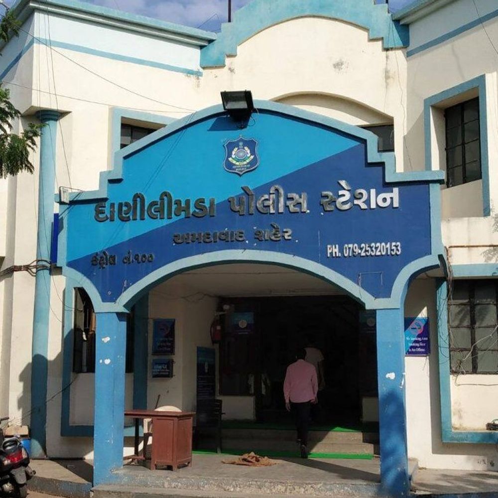 શેર બજારમાં નફાની લાલચમાં વિદ્યાર્થીએ 1 લાખ ગુમાવ્યાં:ગઠિયાએ વૃદ્ધને ફોન કરી પડોશી બોલતા હોવાનું કહી ઈમરજન્સી જણાવી 25 હજાર પડાવ્યા