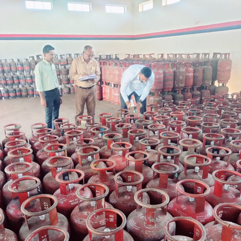 લોકોનું બજેટ ખોરવાયું:ઘરેલુ ગેસના 14 કિલોના 60 અને કોમર્શિયલના 19 કિલોના 100, 5 કિલો કોમર્શિયલમાં રૂ. 28નો વધારો