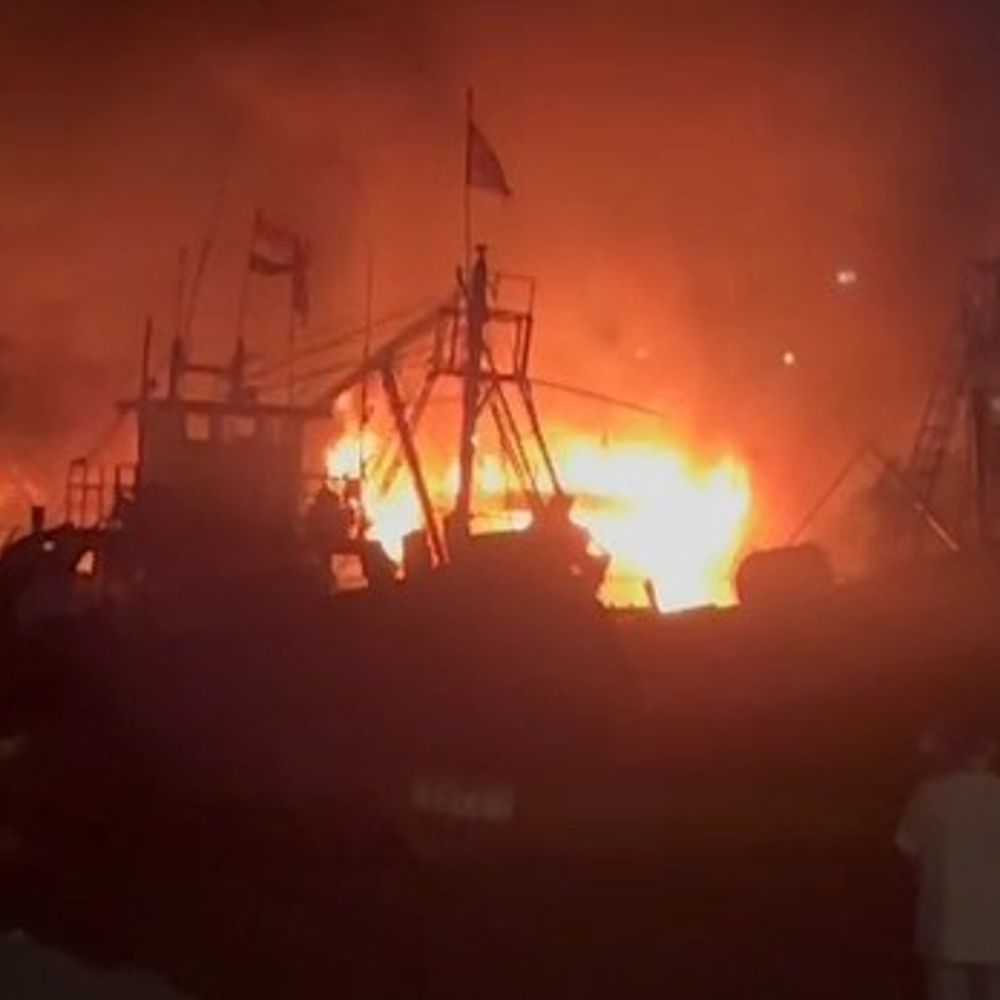 દમણ બીચ પાસે દરિયામાં બોટમાં આગ લાગી:ધુમાડાના ગોટેગોટાથી લોકોમાં ગભરાટ, કોઈ જાનહાનિ નહીં