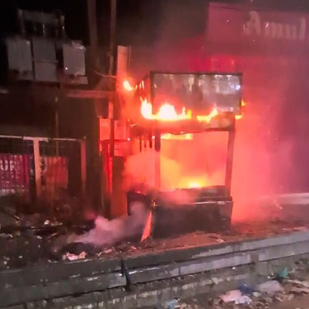 વેરાવળમાં ખાણીપીણીની લારીમાં આગ:ફાયર બ્રિગેડની સમયસર કામગીરીથી મોટી દુર્ઘટના ટળી