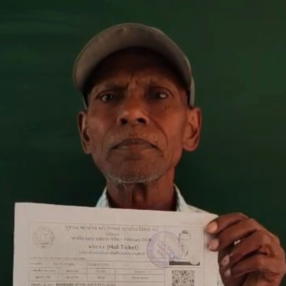 ‘દાદા ભણી શકે તો અમે કેમ નહીં?’:યોગીચોકની સ્કૂલમાં 65 વર્ષીય દાદાએ આપી પરીક્ષા, વિદ્યાર્થીઓ માટે બન્યા મિસાલ