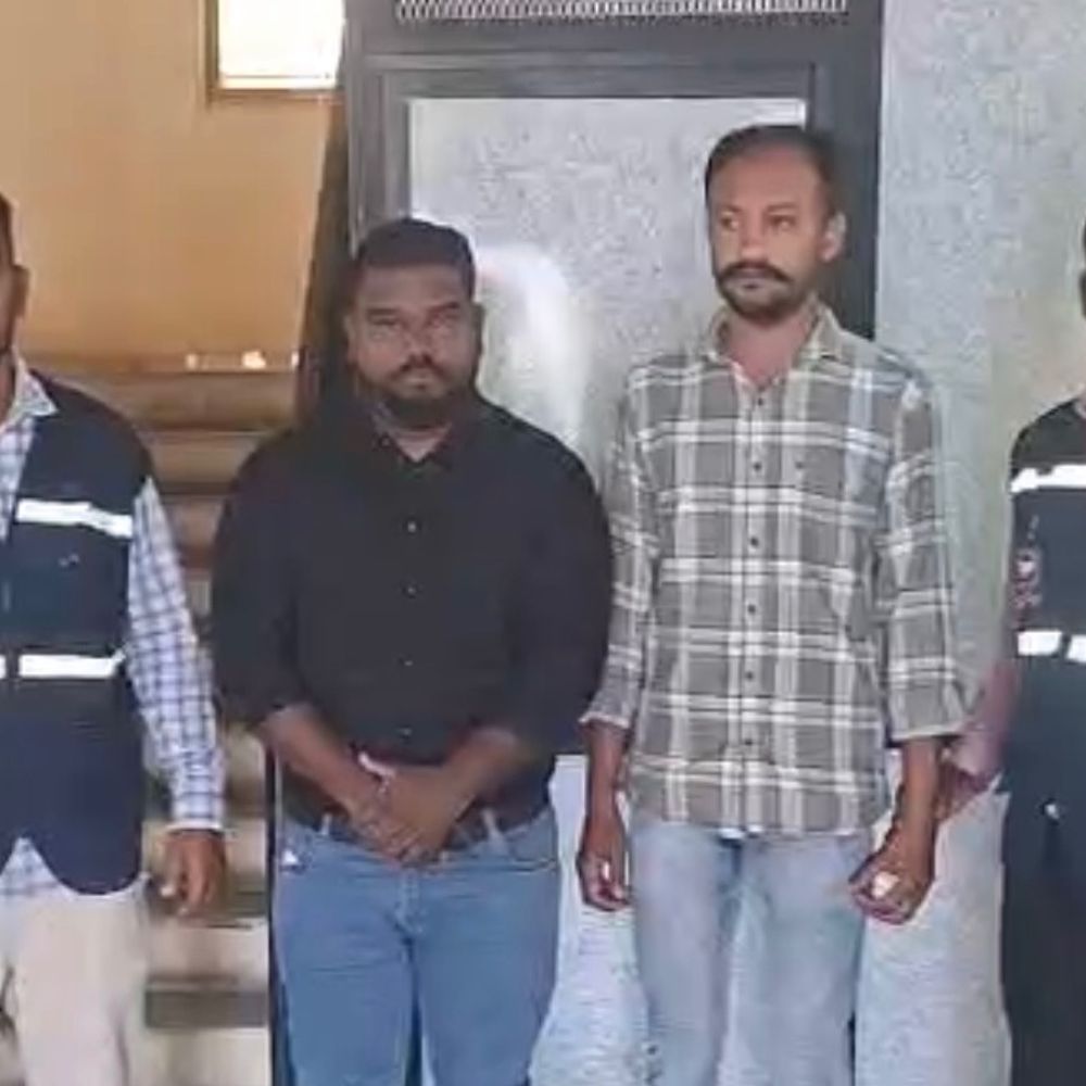 તાપીમાં લાંચિયો ઓડિટર રંગે હાથ ઝડપાયો:દૂધ મંડળીના રિપોર્ટમાં 'ક્લીન ચિટ'ના બદલામાં 15,000ની લાંચ માંગી, એસીબીની ટીમે ત્રાટકીને ઘટના સ્થળ પર જ બંનેને દબોચ્યા