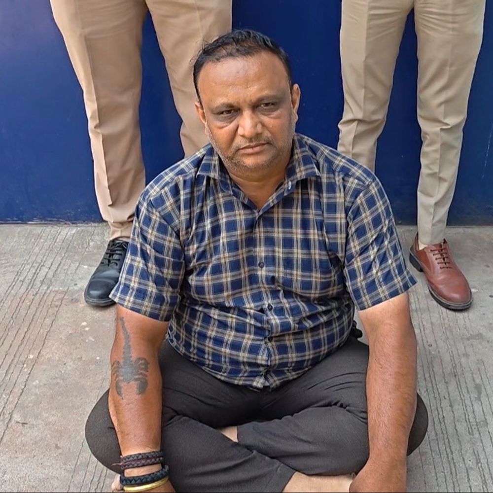 સુરત RTO મહિલા ઇન્સ્પેક્ટરને ‘જોઈ લેવાની’ ધમકી:RTOમાં એજન્ટે એસીબીનો ડર બતાવી ગેરકાયદે કામનું દબાણ કર્યું, અડાજણ પોલીસે ધરપકડ કરી