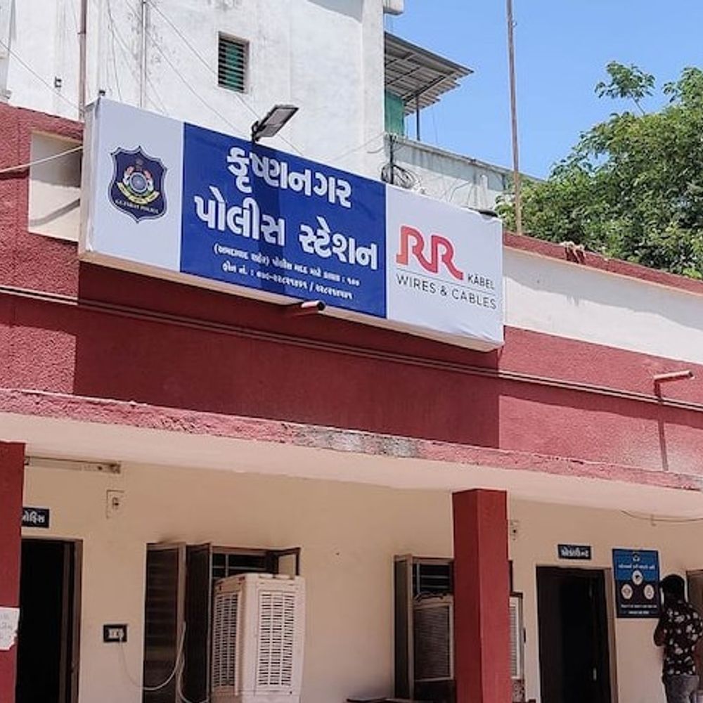 ‘મારી બહેનને મેસેજ કેમ કરે છે?’, ચાર શખસે બેંકકર્મીને ફટકાર્યો:પહેલાં દિવસે ઘરે જઈ બુલેટમાં તોડફોડ કરી, બીજા દિવસે ફરી બોલાવી માર માર્યો