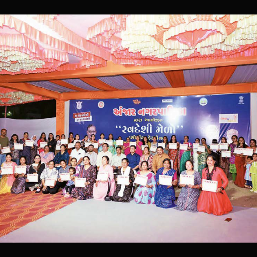 અંજાર નગરપાલિકાના સ્વદેશી મેળામાં 15 હજારથી વધુ લોકોએ મુલાકાત કરી અને રૂ. 20 લાખનું વેચાણ થયું.