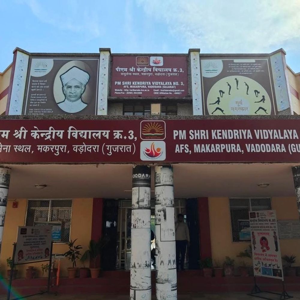 કેન્દ્રીય વિદ્યાલયને બોમ્બ બ્લાસ્ટની ધમકી આપનારો વિદ્યાર્થી નીકળ્યો:ધો.10ની પરીક્ષા ન આપવા પ્રેંક, મેસેજમાં લખ્યું-'સ્કૂલ વીલ બી ડિસ્ટ્રોઈડ ટુમોરો, ગોડ ઈઝ ગ્રેટ, અલ્લાહુ અકબર'