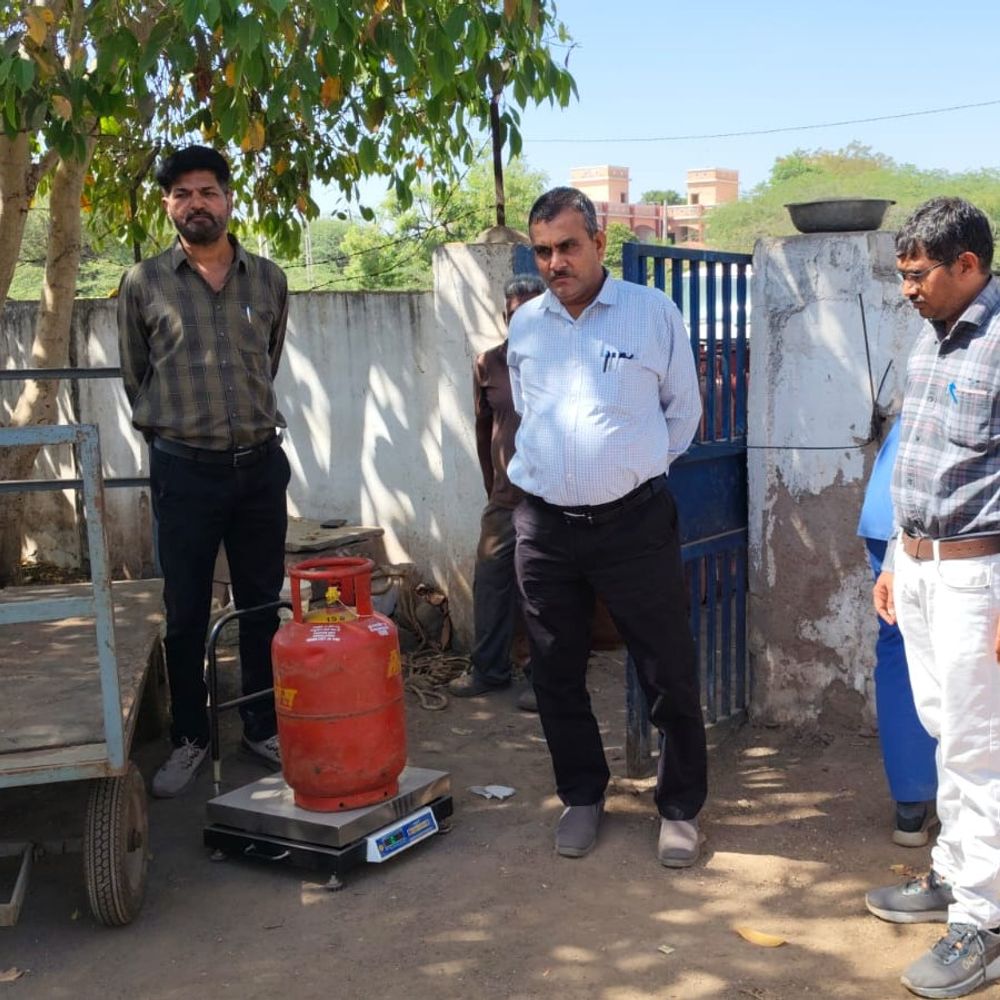 સુરેન્દ્રનગર પુરવઠા વિભાગની હોટલો, ગેસ ગોડાઉનો પર તપાસ:ગેરકાયદેસર ગેસ સિલિન્ડરના વપરાશ અને સંગ્રહખોરી અટકાવવા કાર્યવાહી