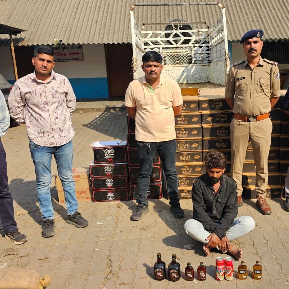 ચીખલી પોલીસે ₹12.53 લાખનો દારૂ ઝડપ્યો:ચોખાની કુસકી નીચે સંતાડેલો જથ્થો, બોલેરો પિકઅપ સાથે એક ઝડપાયો