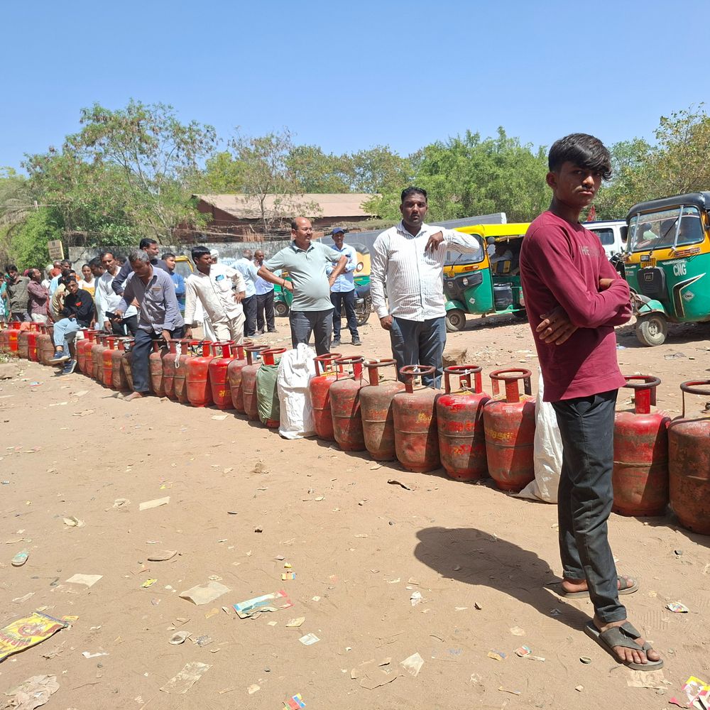 મહેસાણામાં ગેસ સિલિન્ડર માટે લાંબી લાઈનો લાગી:એજન્સીઓ પર વહેલી સવારથી લાંબી કતારો, લોકોમાં ફેલાયેલા ડરને કારણે 'પેનિક બુકિંગ' વધ્યું