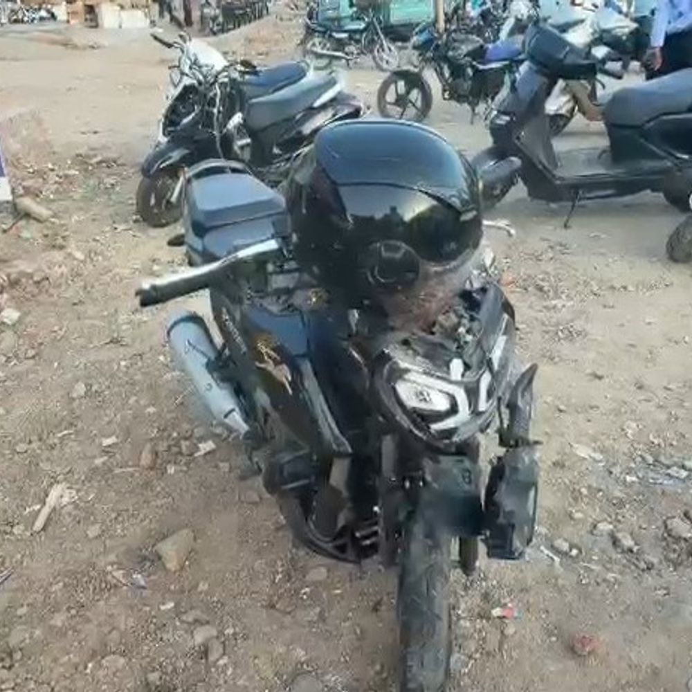 બાઈકચાલકે ટક્કર મારતા પિતાની નજર સામે દીકરીનું મોત, CCTV:કાર અડફેટે ગાંધીનગર PDEUના વિદ્યાર્થીનો જીવ ગયો, મહેસાણામાં હિટ એન્ડ રનમાં 12 કલાકમાં બેને કાળ ભરખી ગયો