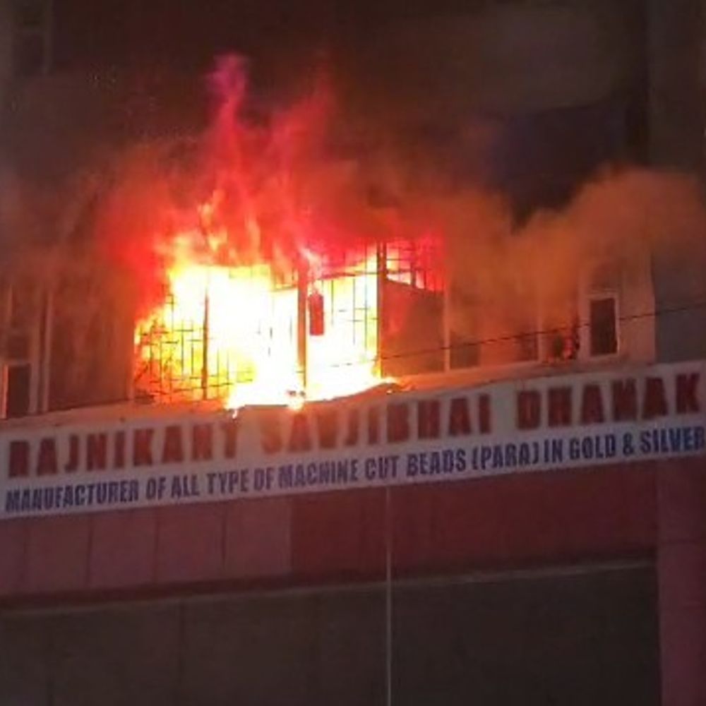 સોના - ચાંદીના દાગીના ગાળવાની ભઠ્ઠીમાં આગ:રાજકોટના પેલેસ રોડ પરના કોમ્પલેક્ષના ત્રીજા માળે આગથી ભય, યુવાન દાઝી જતા હોસ્પિટલમાં દાખલ