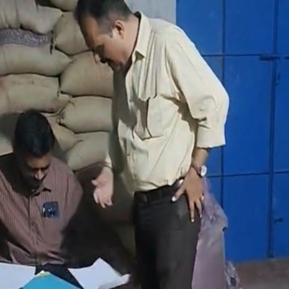 ચૂંટણી પહેલા બરોડા ડેરીનું રાજકારણ ગરમાયુ:બે દૂધ મંડળીના ઓડિટ માટે જિલ્લા રજિસ્ટ્રાર દ્વારા રાતે તાળા તોડી દફતર કબજે કરવા કવાયત